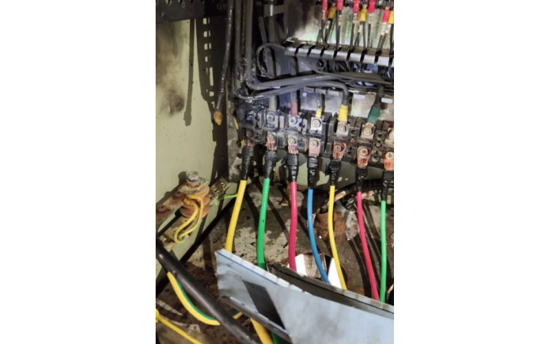 铜丝遗落引发的短路教训，电控柜作业的细节安全警示